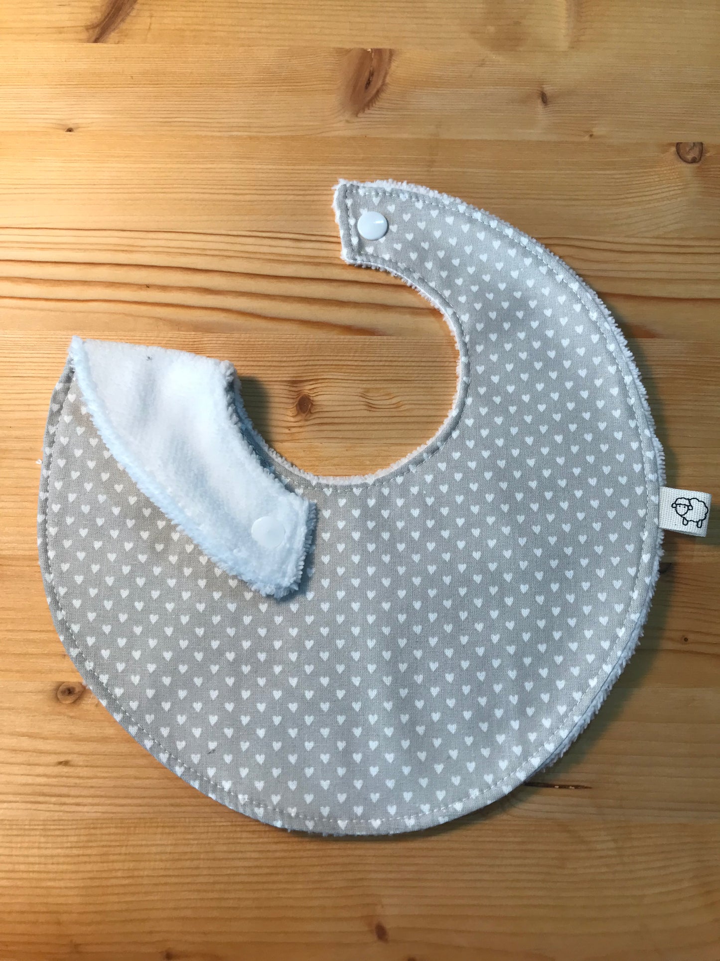 Bavaglino neonato cuori bianco